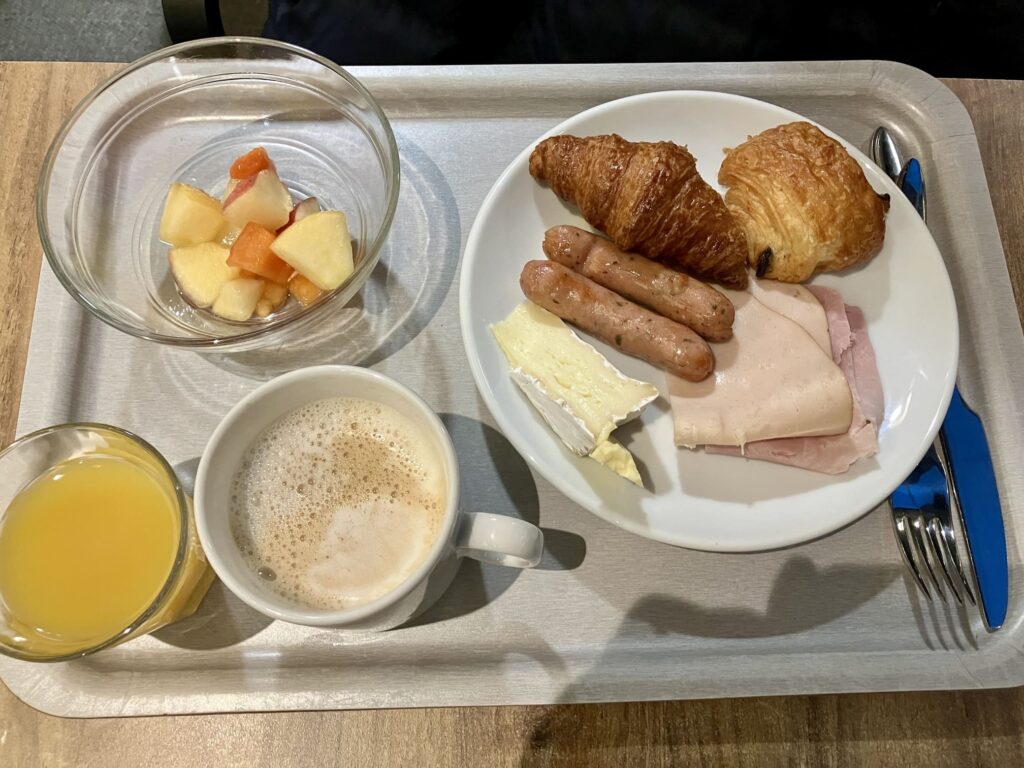 パリ　ホテル　朝食