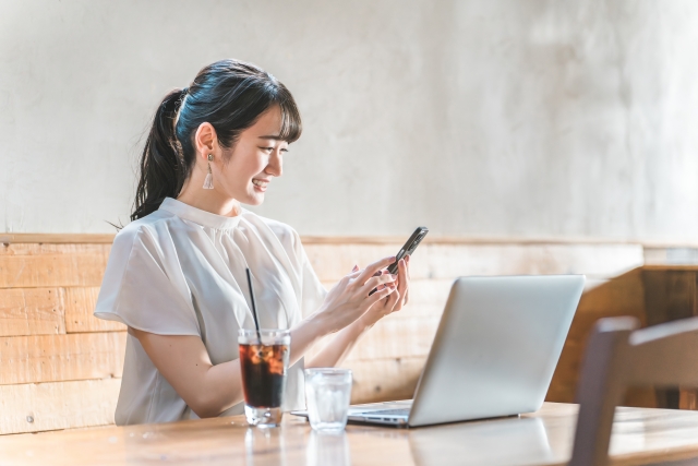 カフェでPCを使用する女性